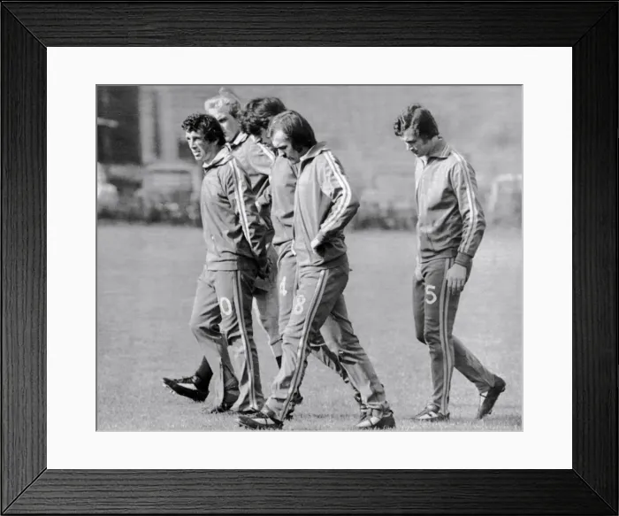 Framed Print : Johnny Giles training at Elland Road with other Leeds players. 16th September 1974