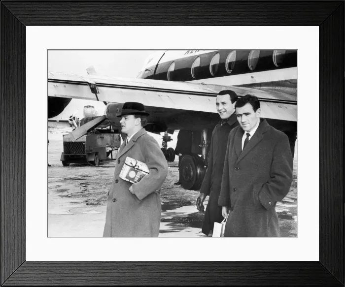 Framed Print : Leeds United return from their victory over Valencia. l-r Billy Bremner, Mike O Grady Framed Print : Leeds United return from their victory over Valencia. l-r Billy Bremner, Mike O Grady