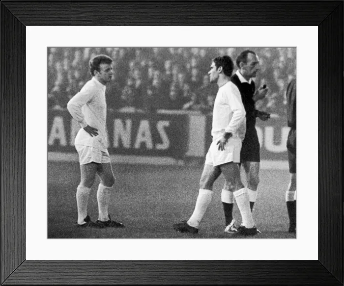 Framed Print : Leeds United v. Standard Liege. Billy Bremner of Leeds looks in disbelief Framed Print : Leeds United v. Standard Liege. Billy Bremner of Leeds looks in disbelief