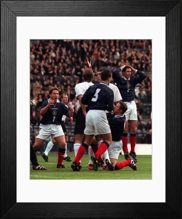 Framed Print : Euro 2000 Qialifying match at Hampden Park. Scotland 0 v England 2 Framed Print : Euro 2000 Qialifying match at Hampden Park. Scotland 0 v England 2