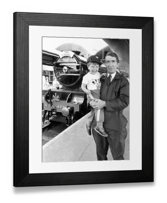 Framed Print : Andrew Robertson, aged three, from Hartlepool, meets John Lovett Framed Print : Andrew Robertson, aged three, from Hartlepool, meets John Lovett