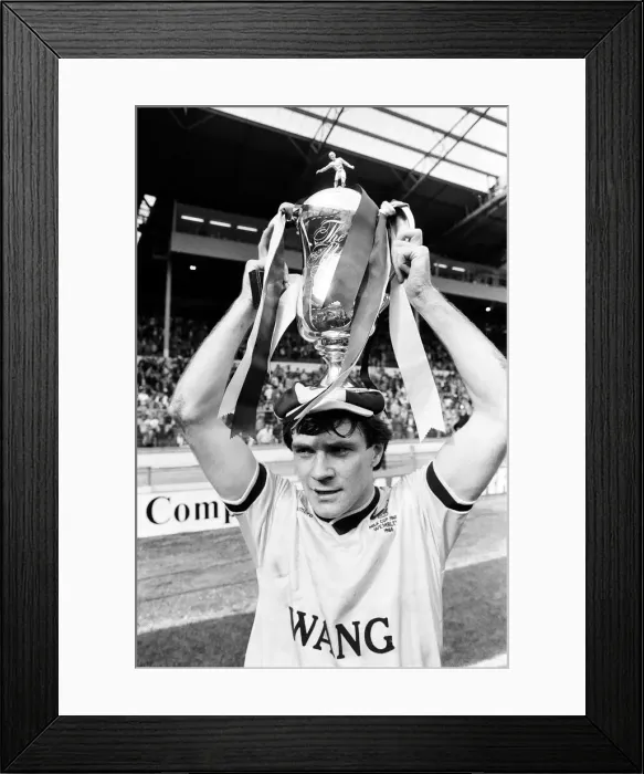 Framed Print : 1986 Milk Cup Final at Wembley Stadium. Oxford United 3 v Queens Park Rangers 0 Framed Print : 1986 Milk Cup Final at Wembley Stadium. Oxford United 3 v Queens Park Rangers 0