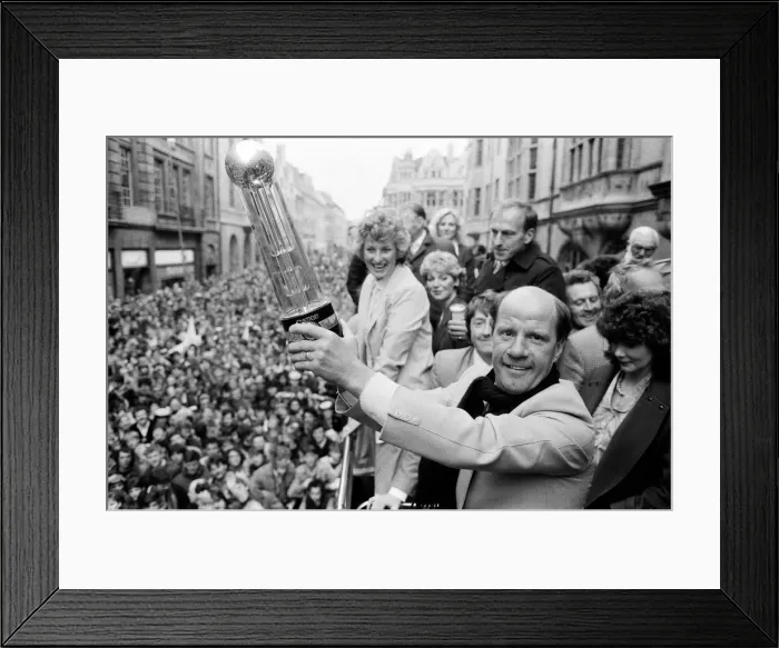 Framed Print : Oxford United FC manager Jim Smith, holds aloft the Second Division Championship trophy Framed Print : Oxford United FC manager Jim Smith, holds aloft the Second Division Championship trophy