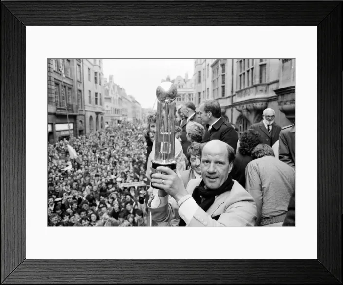 Framed Print : Oxford United FC manager Jim Smith, holds aloft the Second Division Championship trophy Framed Print : Oxford United FC manager Jim Smith, holds aloft the Second Division Championship trophy