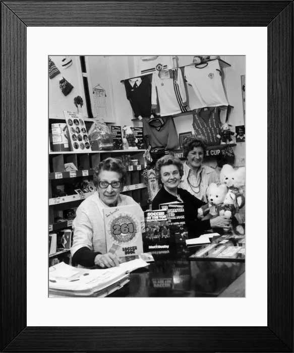 Framed Print : Mrs Edith Rawcliffe (left) and Mrs Renee Loughnane (right