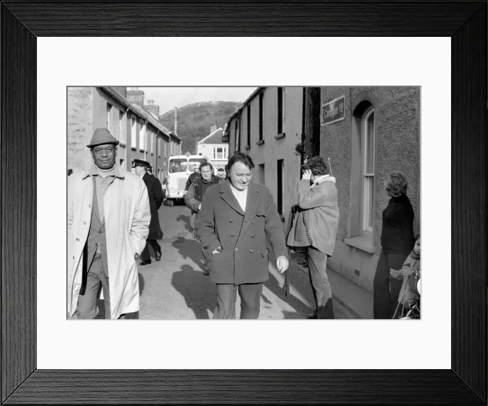 Framed Print : Richard Burton filming: Under Milk Wood on location at Fishguard, South Wales Framed Print : Richard Burton filming: Under Milk Wood on location at Fishguard, South Wales