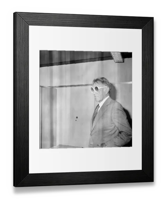 Framed Print : Richard Burton and his wife Susie leaving Heathrow for their home in Geneva