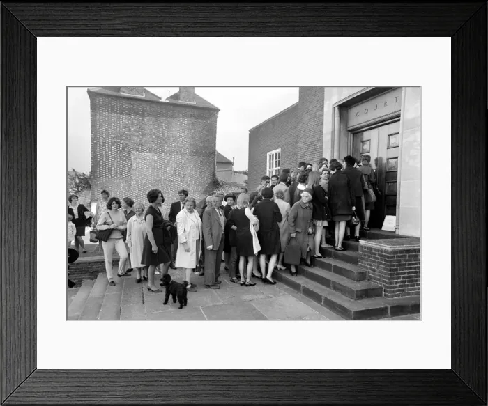 Framed Print : Members of the public waiting to go into court to see Mick Jagger Framed Print : Members of the public waiting to go into court to see Mick Jagger