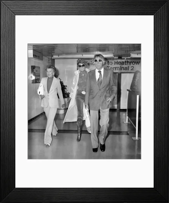 Framed Print : Richard Burton and his wife Susie leaving Heathrow for their home in Geneva Framed Print : Richard Burton and his wife Susie leaving Heathrow for their home in Geneva