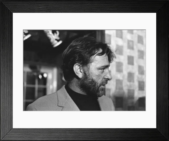Framed Print : Richard Burton and Elizabeth Taylor visiting Merton College, Oxford Framed Print : Richard Burton and Elizabeth Taylor visiting Merton College, Oxford
