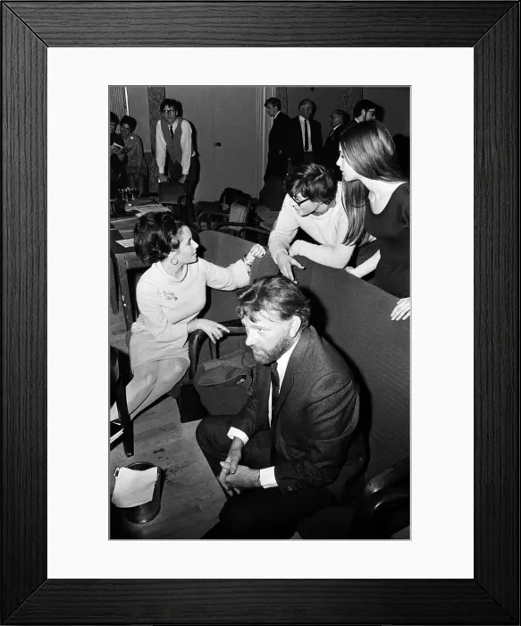 Framed Print : Richard Burton and Elizabeth Taylor visiting Merton College, Oxford Framed Print : Richard Burton and Elizabeth Taylor visiting Merton College, Oxford