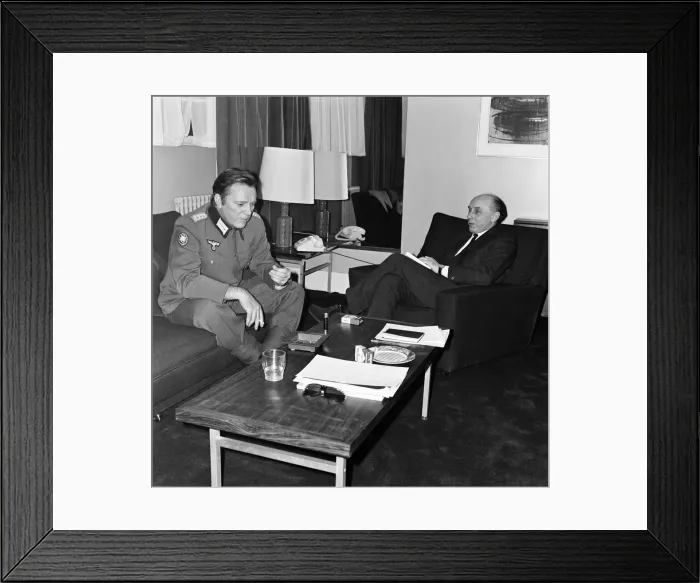 Framed Print : Richard Burton talking to Mirror Correspondant Donald Zec about his new film