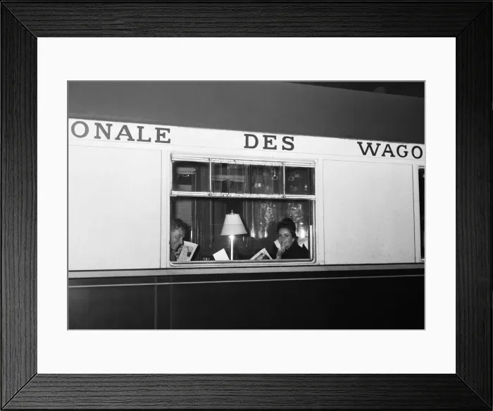 Framed Print : Richard Burton and Elizabeth Taylor after disembarking from The Queen Elizabeth