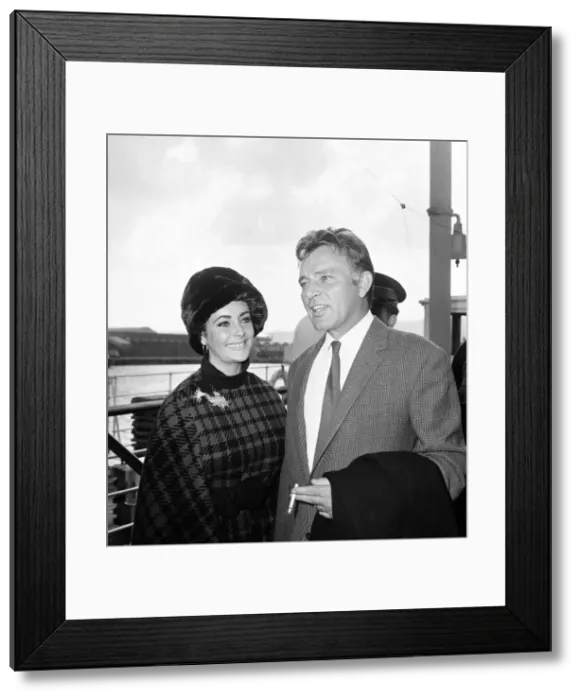 Framed Print : Richard Burton and Elizabeth Taylor after disembarking from The Queen Elizabeth