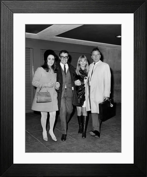 Framed Print : Elizabeth Taylor, Peter Sellers, Britt Ekland and Richard Burton arrive at London Airport Framed Print : Elizabeth Taylor, Peter Sellers, Britt Ekland and Richard Burton arrive at London Airport