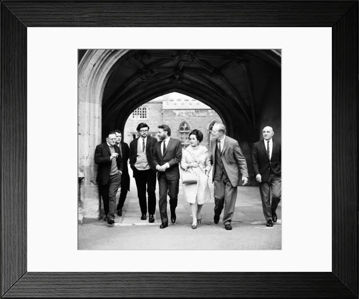 Framed Print : Richard Burton and Elizabeth Taylor visiting Merton College, Oxford