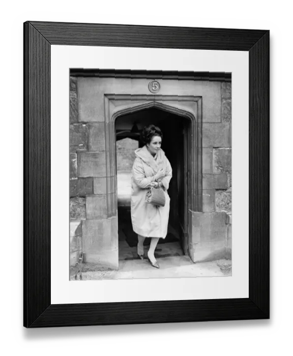 Framed Print : Richard Burton and Elizabeth Taylor visiting Merton College, Oxford