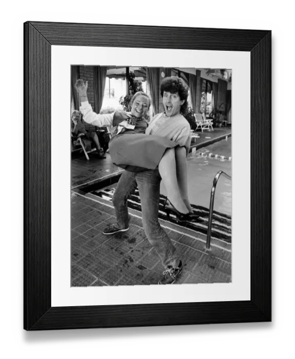 Framed Print : Singer Alvin Stardust meets fan and receptionist Karri Prinn at the Holiday Inn, Wideopen Framed Print : Singer Alvin Stardust meets fan and receptionist Karri Prinn at the Holiday Inn, Wideopen