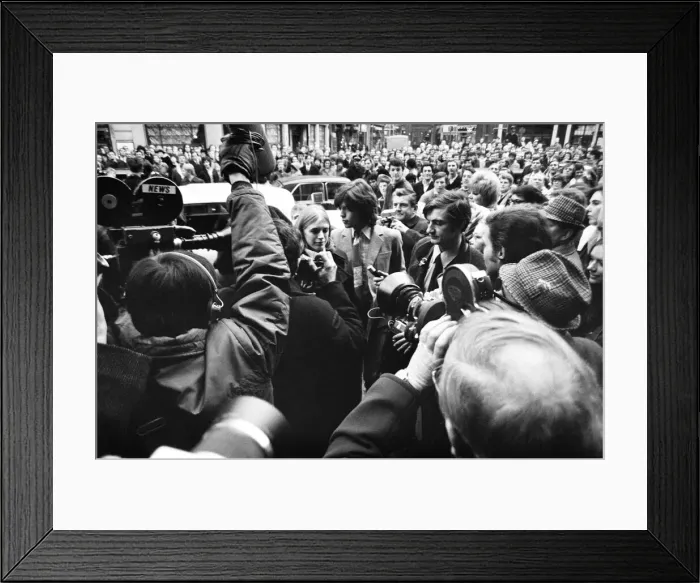 Framed Print : Rolling Stones singer Mick Jagger and Marianne Faithful at Marlborough Street Magistrates