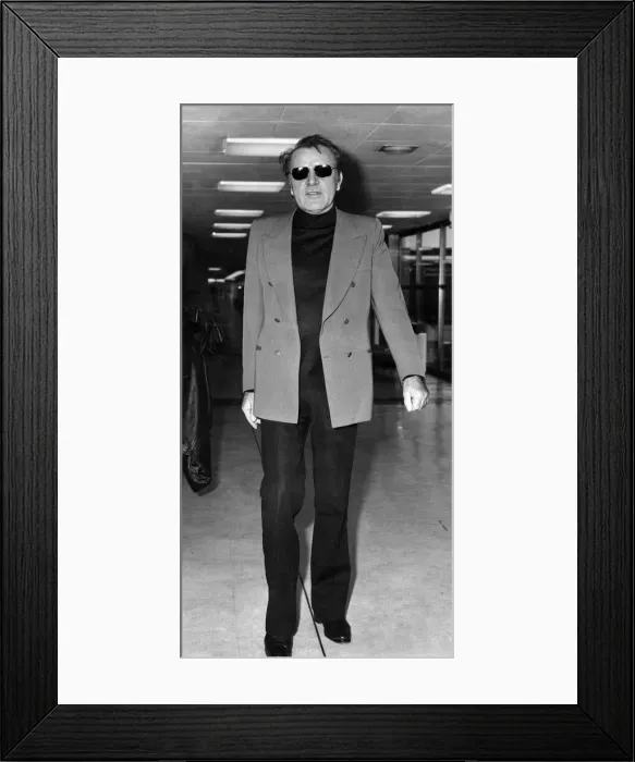 Framed Print : Richard Burton photographed at Heathrow Airport December 1973