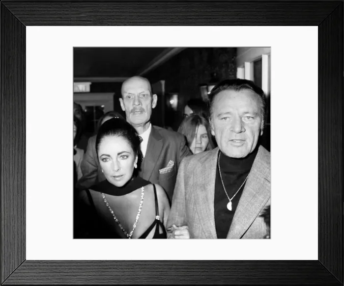 Framed Print : Richard Burton and Elizabeth Taylor. Near Riot broke out in the Dorchester hotel this Framed Print : Richard Burton and Elizabeth Taylor. Near Riot broke out in the Dorchester hotel this