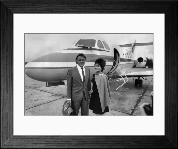Framed Print : Richard Burton & Elizabeth Taylor arrive by private jet at RAF Abingdon, Oxfordshire Framed Print : Richard Burton & Elizabeth Taylor arrive by private jet at RAF Abingdon, Oxfordshire