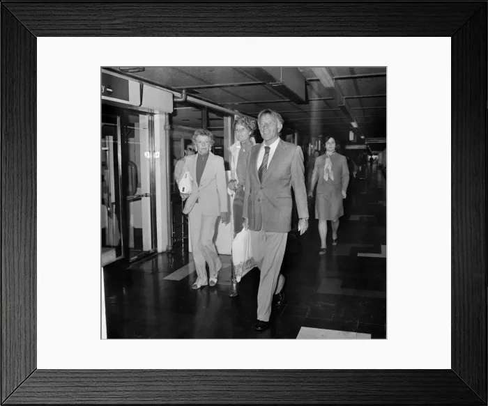 Framed Print : Richard Burton and his wife Susie leaving Heathrow for their home in Geneva Framed Print : Richard Burton and his wife Susie leaving Heathrow for their home in Geneva