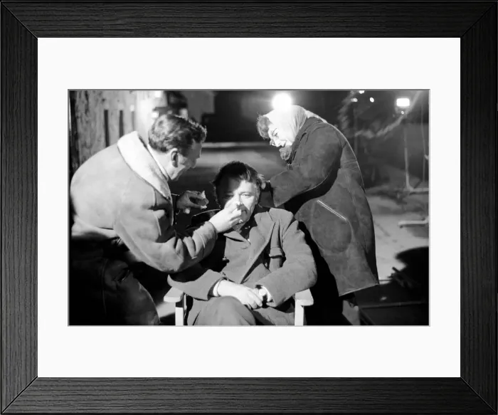 Framed Print : Richard Burton filming: Under Milk Wood on location at Fishguard, South Wales Framed Print : Richard Burton filming: Under Milk Wood on location at Fishguard, South Wales
