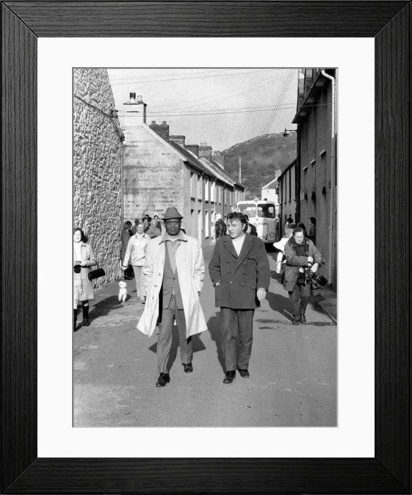 Framed Print : Richard Burton filming: Under Milk Wood on location at Fishguard, South Wales Framed Print : Richard Burton filming: Under Milk Wood on location at Fishguard, South Wales