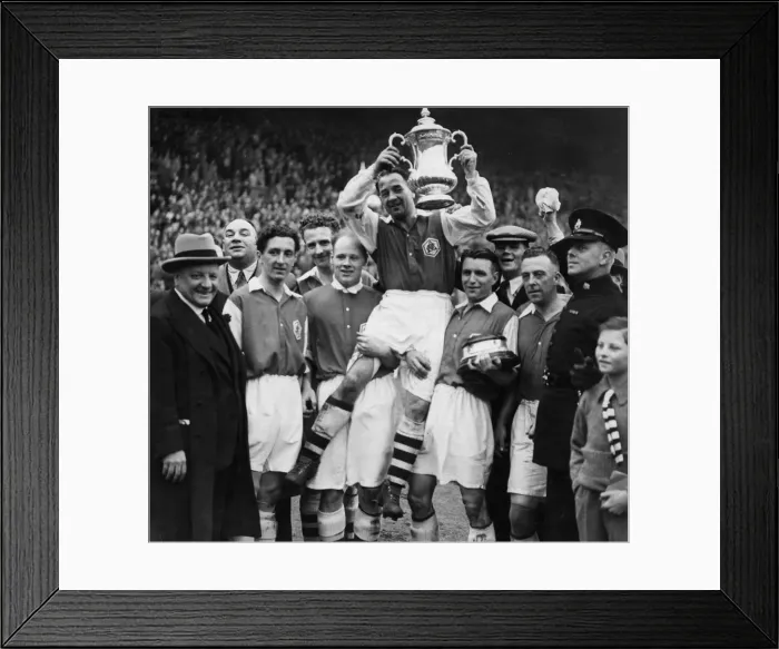 Framed Print : George Allison Arsenal manager (far left) looks on as Alex James Arsenal captain holds Framed Print : George Allison Arsenal manager (far left) looks on as Alex James Arsenal captain holds