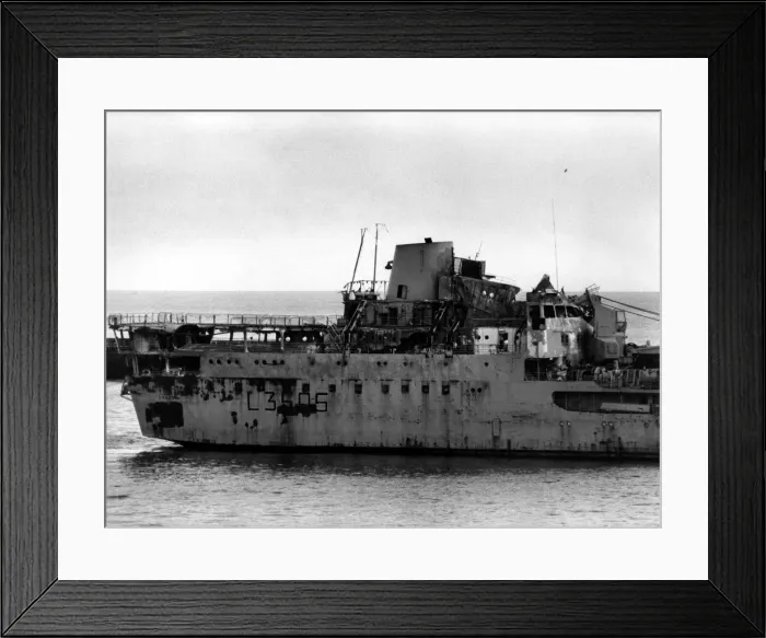 Framed Print : The RFA Sir Tristram enters the River Tyne after an 8, 000 mile rescue operation following Framed Print : The RFA Sir Tristram enters the River Tyne after an 8, 000 mile rescue operation following