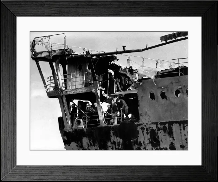 Framed Print : The RFA Sir Tristram enters the River Tyne after an 8, 000 mile rescue operation following Framed Print : The RFA Sir Tristram enters the River Tyne after an 8, 000 mile rescue operation following
