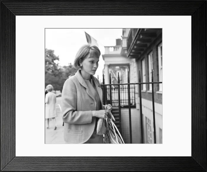 Framed Print : Mia Farrow wife of Frank Sinatra seen here returning to her Grosvenor Square apartment