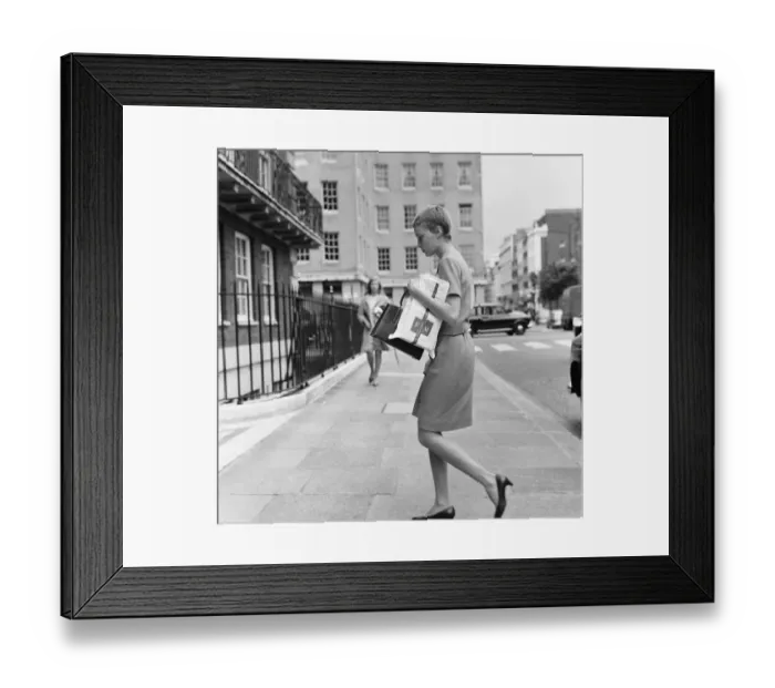 Framed Print : Mia Farrow seen here returning to her Grosvenor Square apartment after a shopping trip