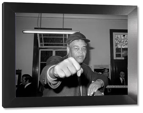 Joe Louis in London: The Brown Bomber is here: The World Press were invited for a photo