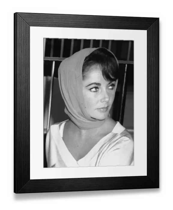 Framed Print : Elizabeth Taylor Sept 1959 seen here in the departure lounge of London Airport