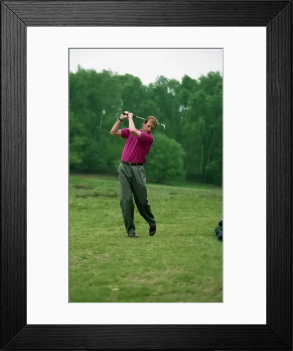 Framed Print : Gordon Cowans, Aston Villa footballer and keen golfer. 12th May, 1994 Framed Print : Gordon Cowans, Aston Villa footballer and keen golfer. 12th May, 1994