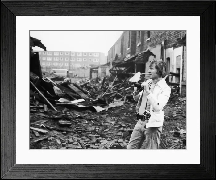 Framed Print : Singer Vince Hill is also an enthusiastic photographer, he is seen here recording Framed Print : Singer Vince Hill is also an enthusiastic photographer, he is seen here recording