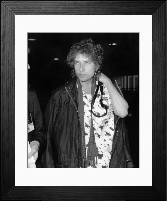 Framed Print : Bob Dylan at London airport. 6th October 1986 Framed Print : Bob Dylan at London airport. 6th October 1986