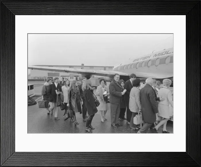 Framed Print : The first plane load of Christmas trippers to fly direct from Coventry to Majorca left Framed Print : The first plane load of Christmas trippers to fly direct from Coventry to Majorca left