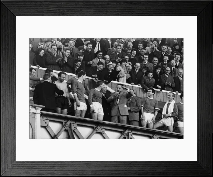 Framed Print : English League Division One match at Goodison Park. Everton 4 v Fulham 1 Framed Print : English League Division One match at Goodison Park. Everton 4 v Fulham 1