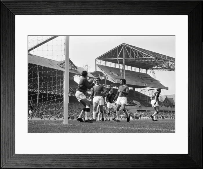 Framed Print : Action during the match between Everton and Crystal Palace at Goodison Park Framed Print : Action during the match between Everton and Crystal Palace at Goodison Park