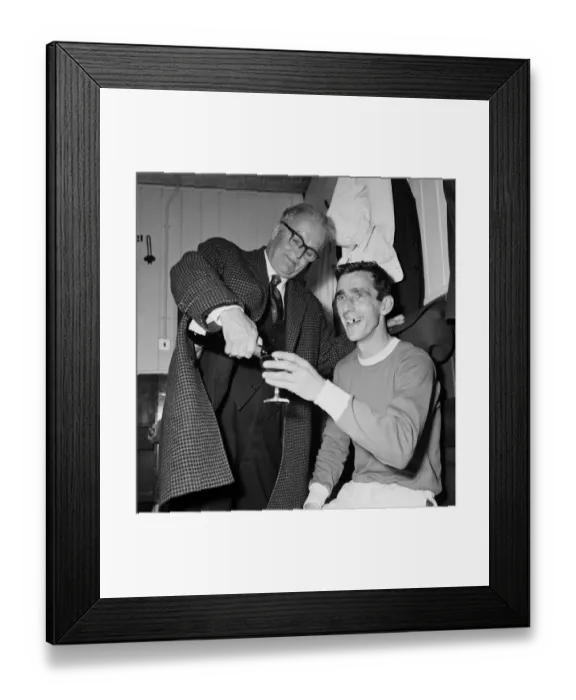 Framed Print : English League Division One match at Goodison Park. Everton 4 v Fulham 1 Framed Print : English League Division One match at Goodison Park. Everton 4 v Fulham 1