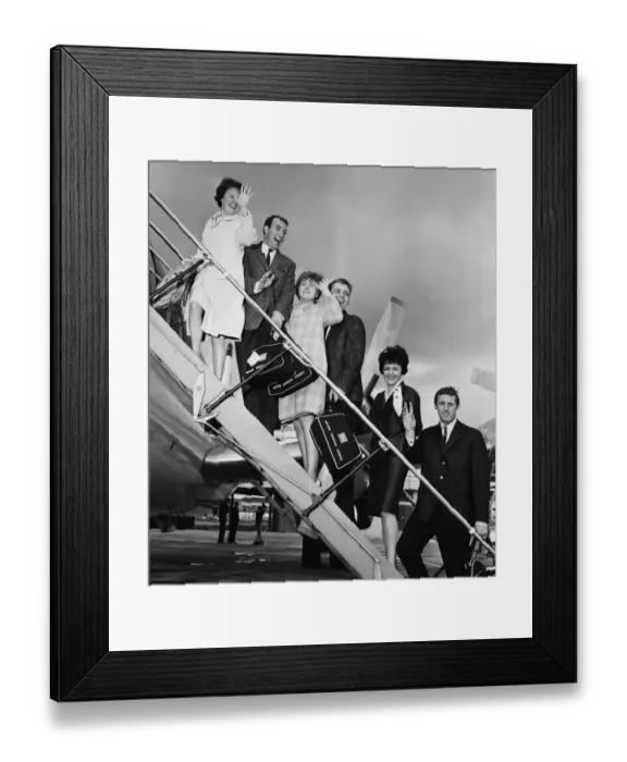 Framed Print : Everton players and wives at Ringway airport, Manchester bound for Torremolinos Framed Print : Everton players and wives at Ringway airport, Manchester bound for Torremolinos