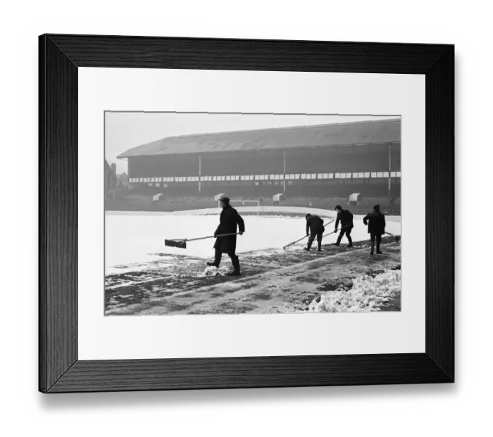 Framed Print : Groundsmen try to clear the snow from the pitch at Goodison Park Framed Print : Groundsmen try to clear the snow from the pitch at Goodison Park