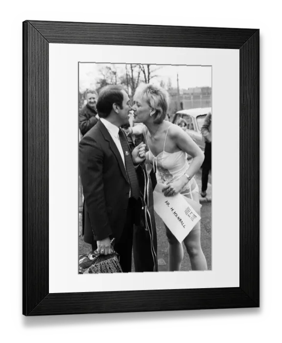 Framed Print : Everton manager Howard Kendall kissed by kissogram girl Maureen Jenner as the team travel