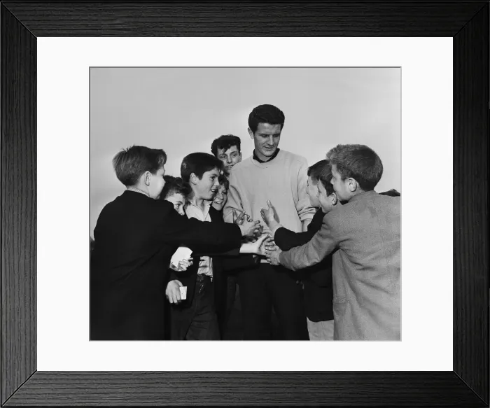 Framed Print : Everton footballer Brian Labone with schoolboy admirers after a round of golf at Bootle Framed Print : Everton footballer Brian Labone with schoolboy admirers after a round of golf at Bootle