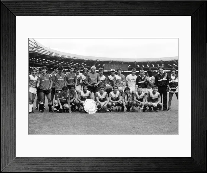 Framed Print : Everton pose with Charity Shield after defeating Manchester United 2-0 at Wembley Framed Print : Everton pose with Charity Shield after defeating Manchester United 2-0 at Wembley