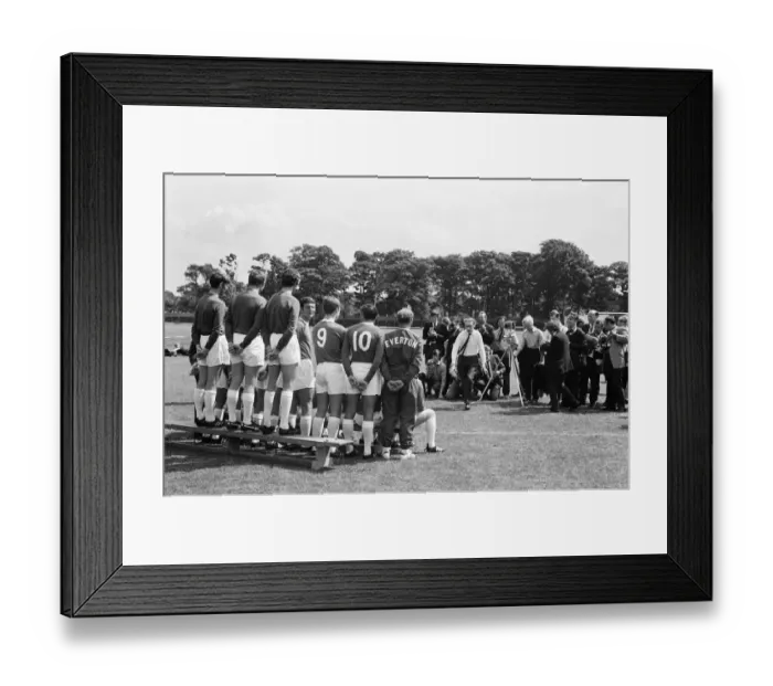 Framed Print : Everton squad pose for a group photograph at their annual photocall at their training Framed Print : Everton squad pose for a group photograph at their annual photocall at their training