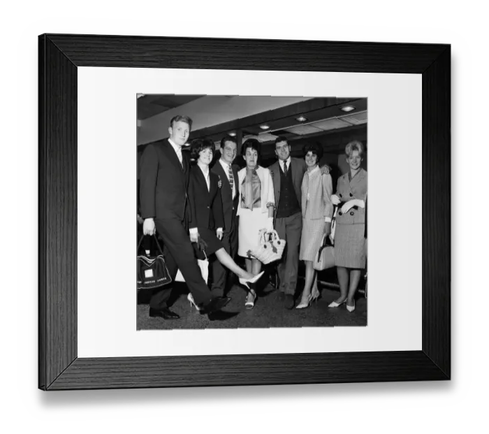 Framed Print : Everton players and wives at Ringway airport, Manchester bound for Torremolinos